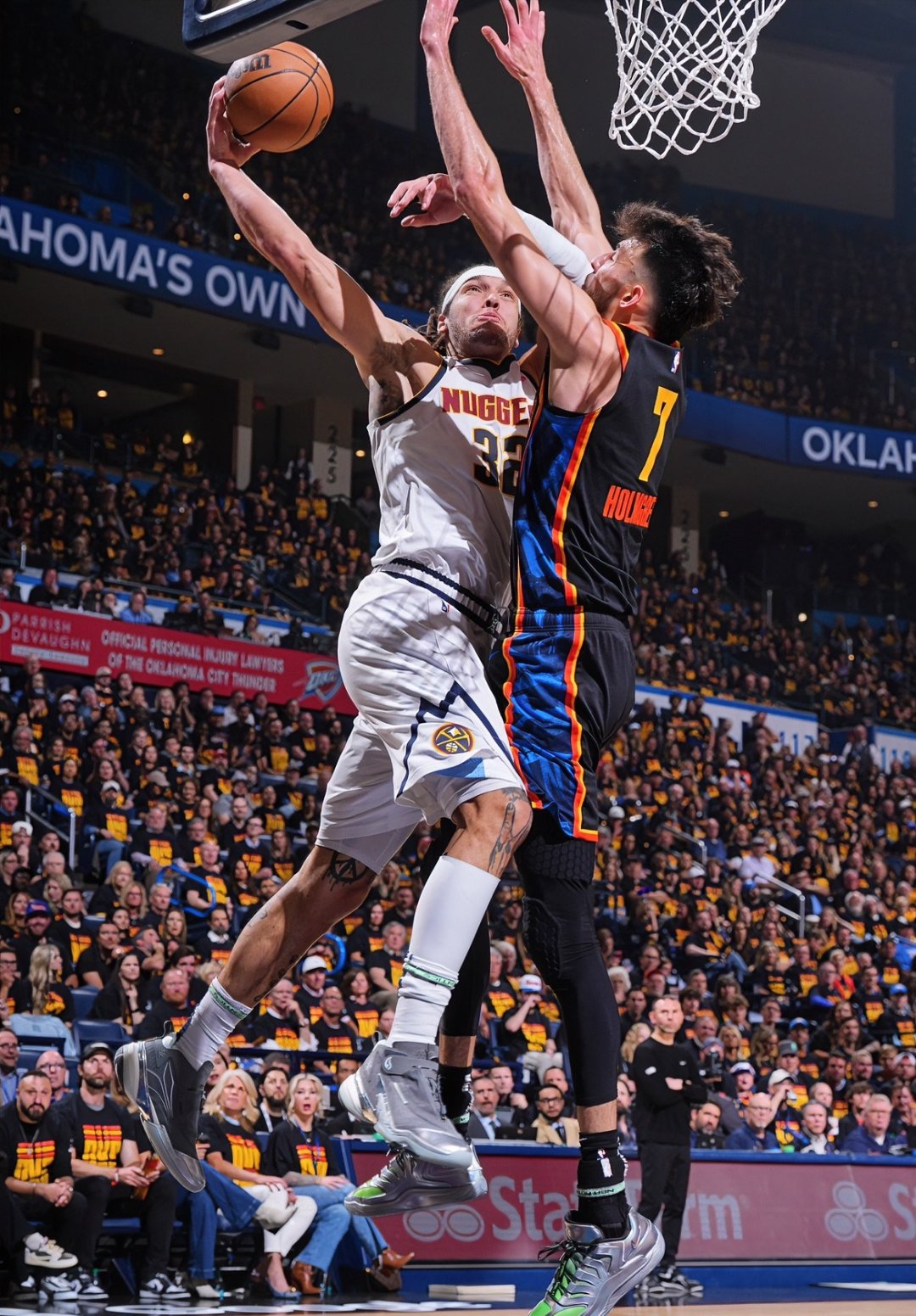 费德勒在掘金比赛中表现优异，险胜引发热议！上演精彩一战的简单介绍