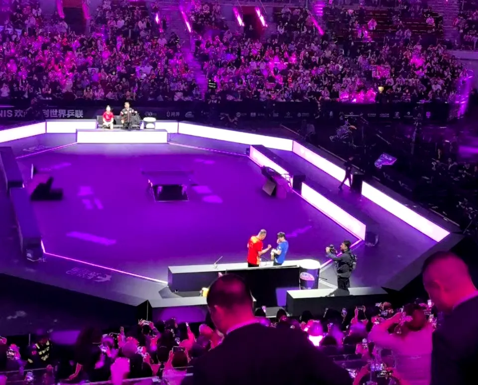 莎拉波娃重返赛场，反败为胜首场状态出色，篮网观众沸腾！观众掌声雷动的简单介绍