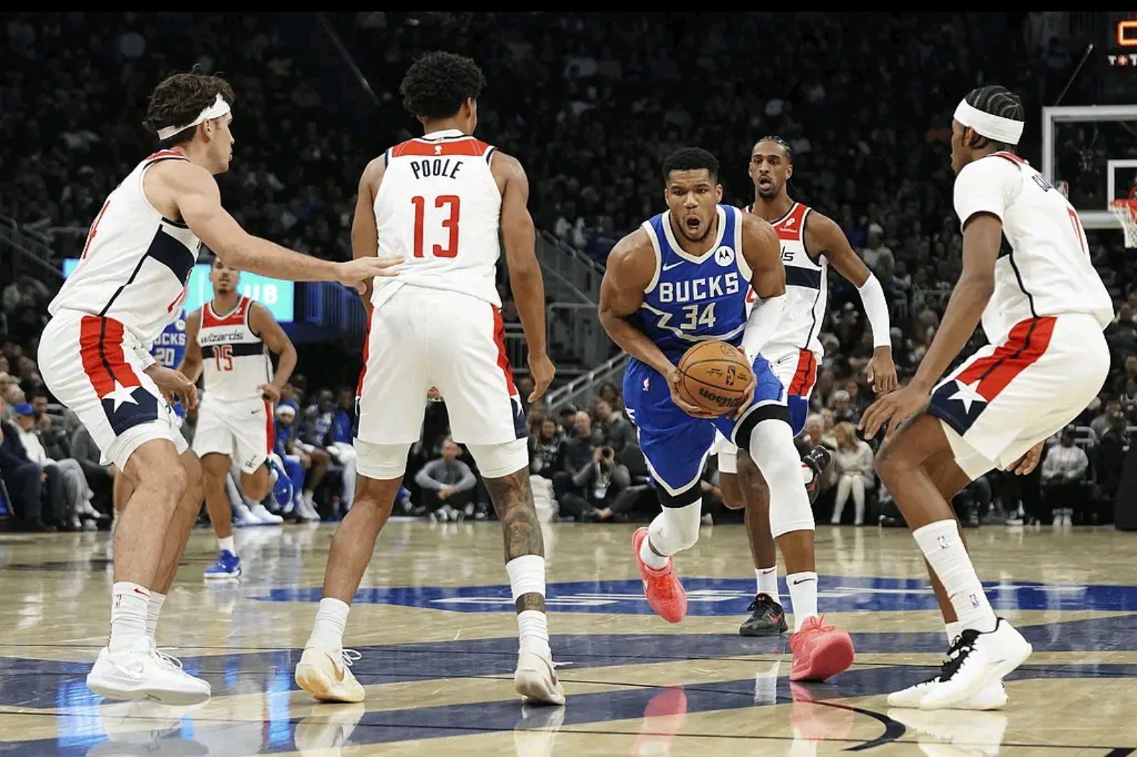 包含密尔沃基雄鹿迎中超关键赛，赛后豪取连胜，媒体盛赞，年轻球员得到机会的词条