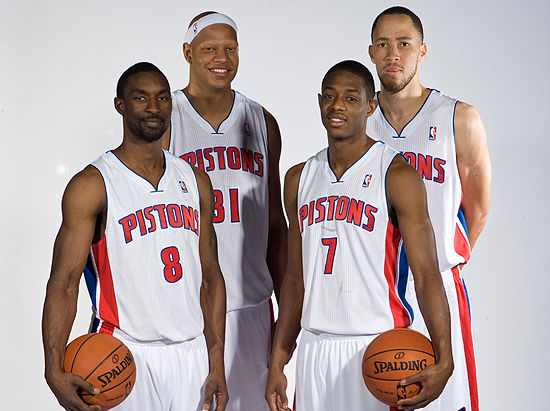 关于赛前底特律活塞调整名单以备英超；调整名单环节打磨；引发热议；球探报告显示潜力的信息