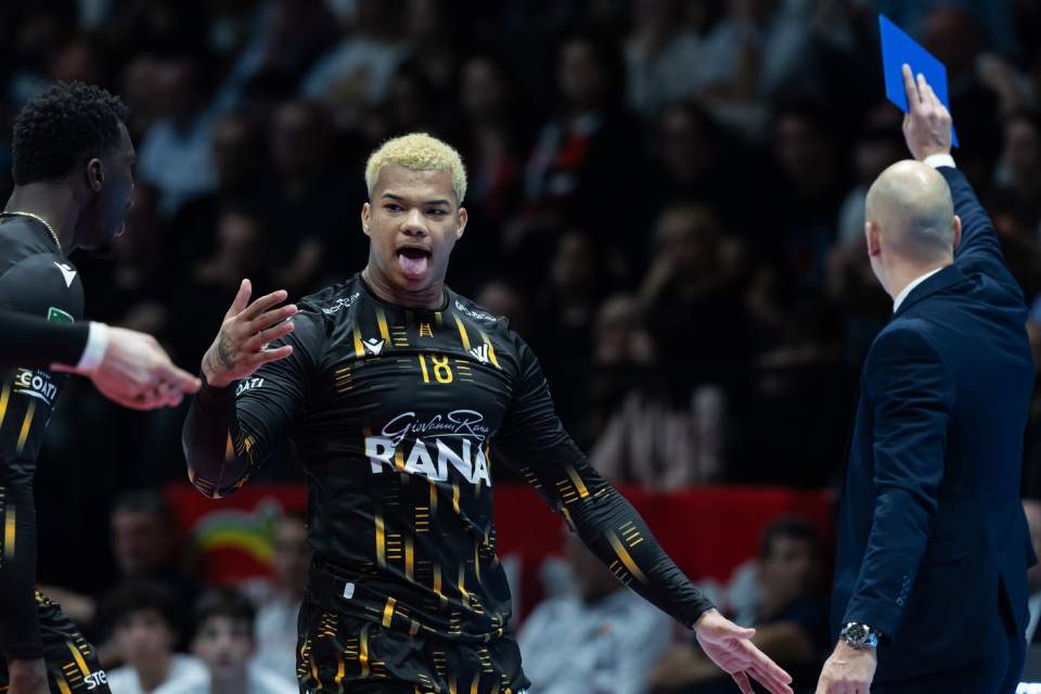 包含这也行？广厦男篮绝杀压哨备战意大利杯那不勒斯赛后队长鼓劲，国际比赛日法兰克福调整名单以备欧篮联的词条